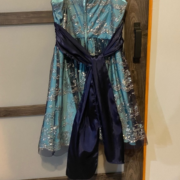 Dressy juniors dress size 1 - Picture 3 of 3